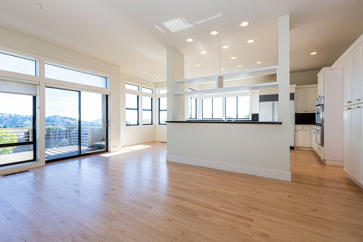 Primary Photo - HUGE 4BR/3.5BA 4,012 sqft! Views-views! 2 ...