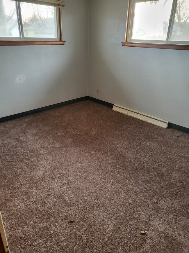 Carpet in bedroom - 1000 Edison Ct