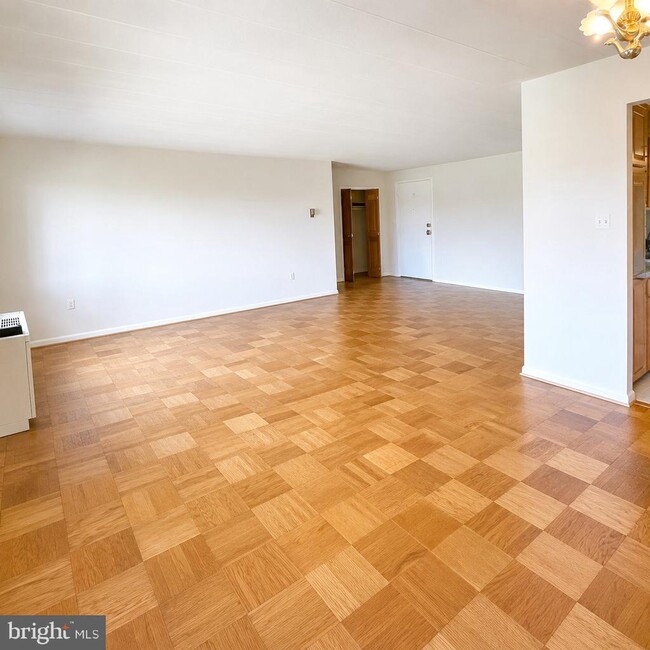 Building Photo - 4800 Chevy Chase Dr