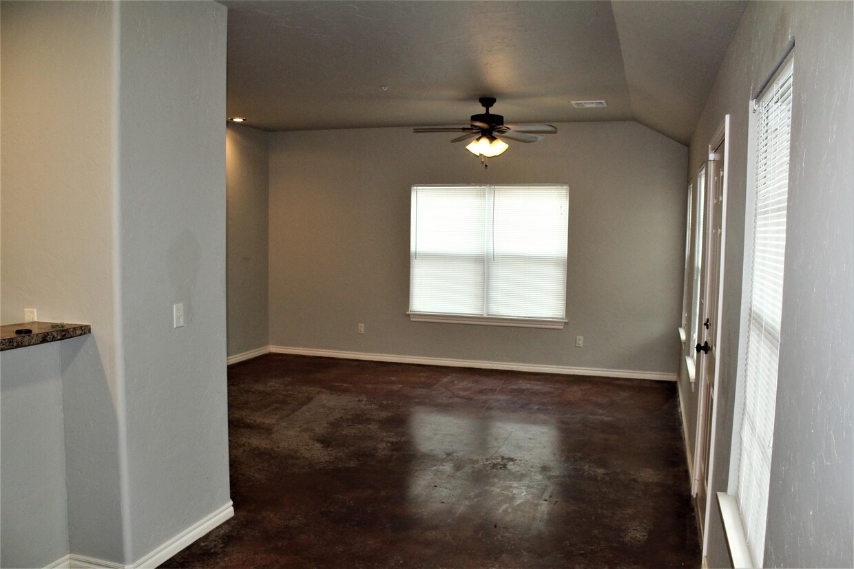 Primary Photo - 1517 W London St