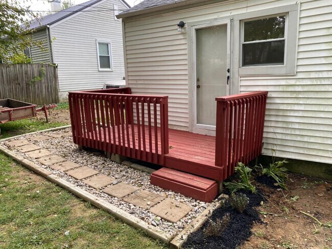 Building Photo - 519 Village Dr