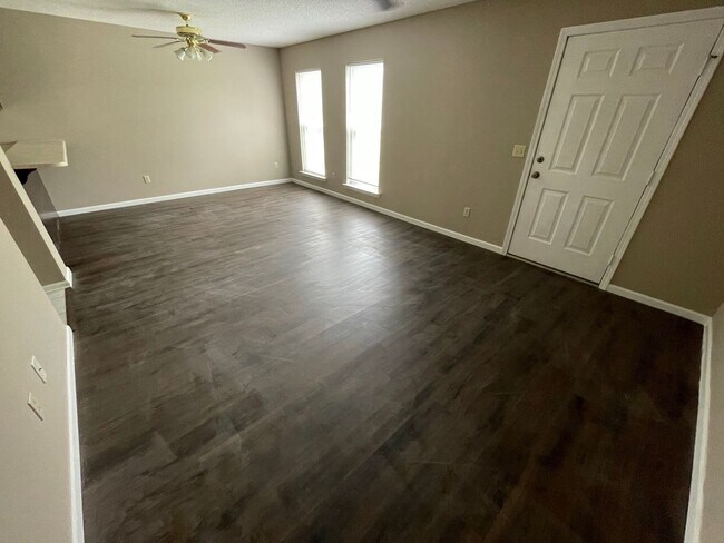 Foto del edificio - 345 East Main St. #2