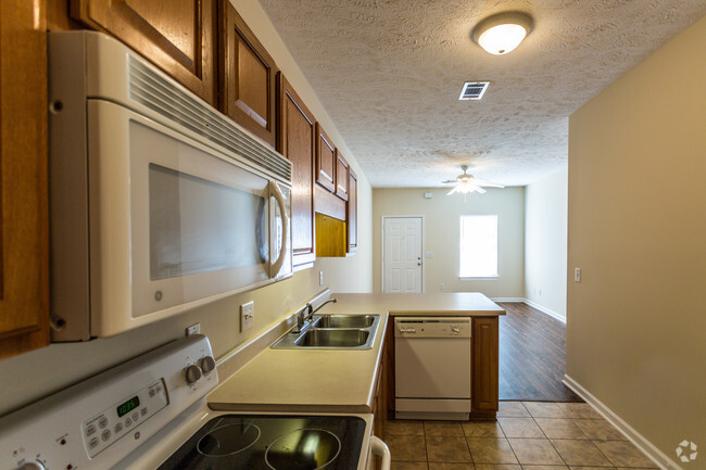 2BR, 2BA - 928 SF - Kitchen - Crosswinds Condominiums