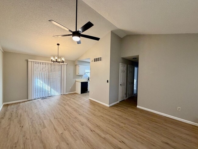 Foto del edificio - 1835 S Stacey St