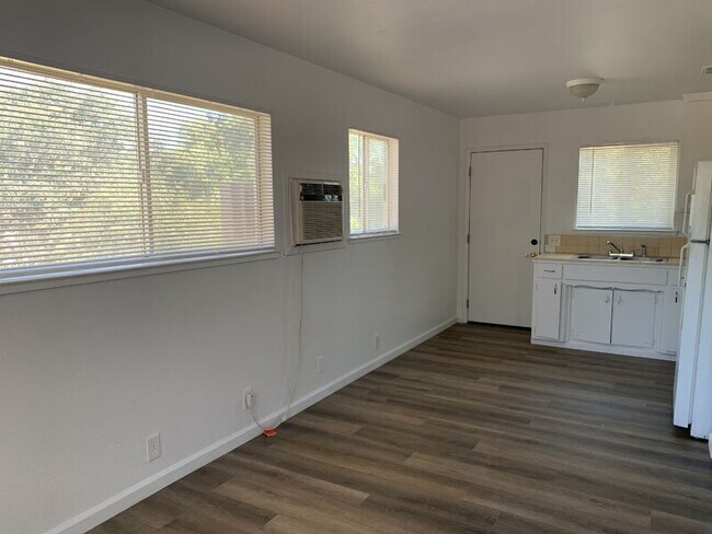 Foto del edificio - Freshly remodeled duplex in Diamond Springs