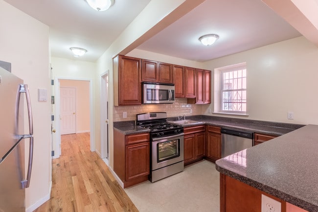 Building Photo - 2214 Strauss St