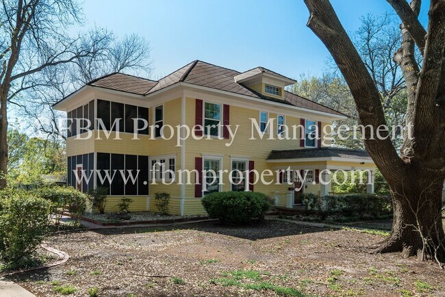 Foto del edificio - 1119 W. Marvin - Beautiful 4 Bedroom, 2 Ba...