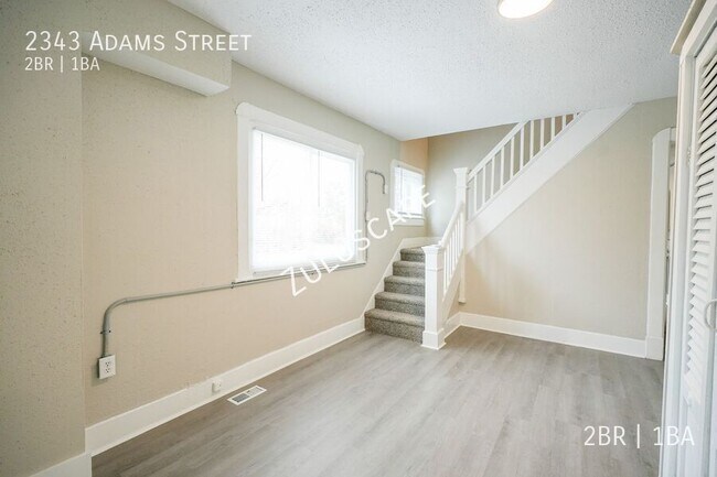 Foto del edificio - 2343 E Adams St