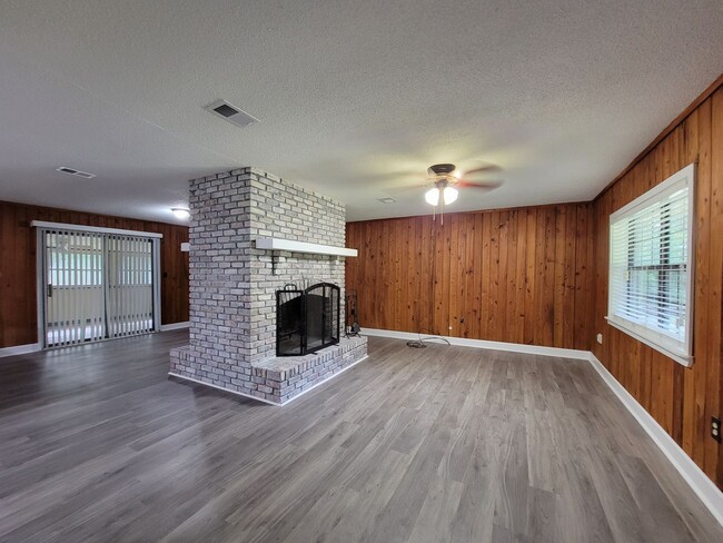 Building Photo - Large 3 bedroom house for rent August 2024...