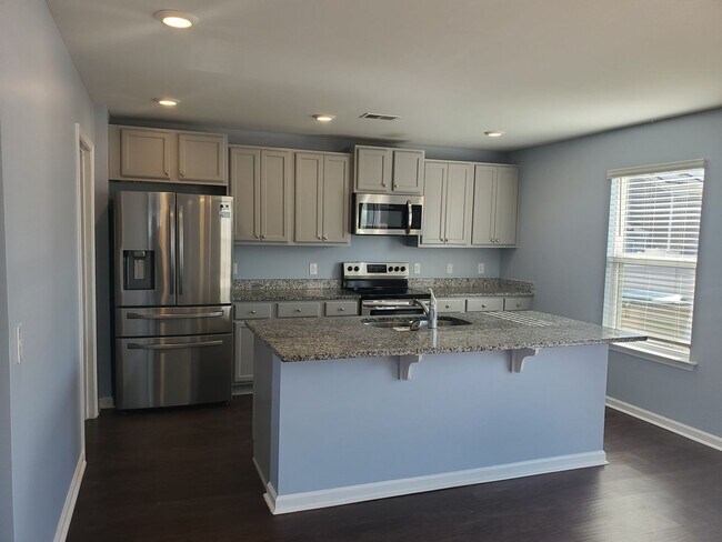 Foto del edificio - **Available mid January** 4 Bedroom with B...