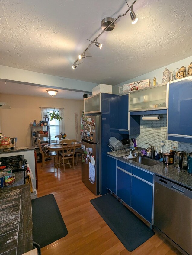 Kitchen - 36 Montfern Ave