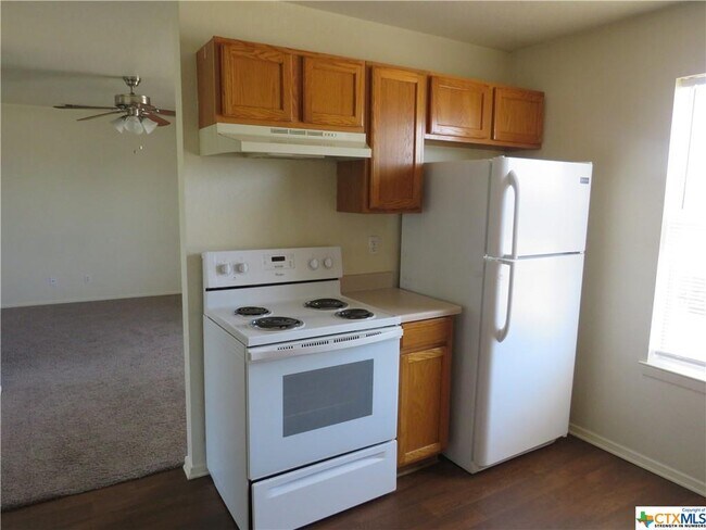 Building Photo - 2014 Cedarhill Dr