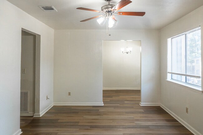 Foto del edificio - 733 Pointe Ct