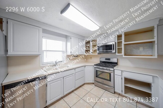 Building Photo - Spacious 3 Bed, 3 Bath Pet-Friendly Home w...