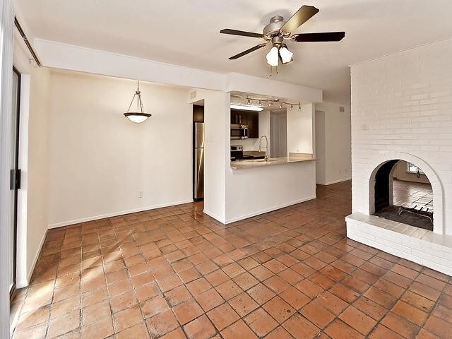 Foto del edificio - 5909 Birchbrook Dr