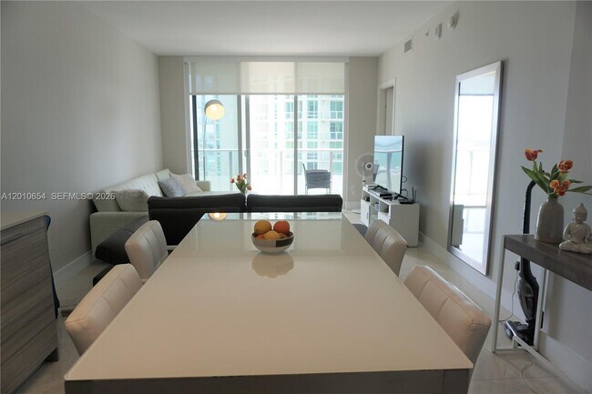 Foto del edificio - 1300 Brickell Bay Dr