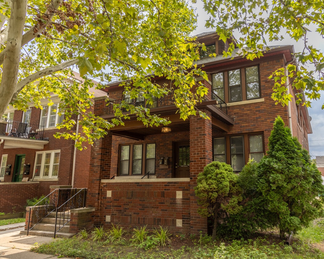 Primary Photo - 819 Beaconsfield Ave