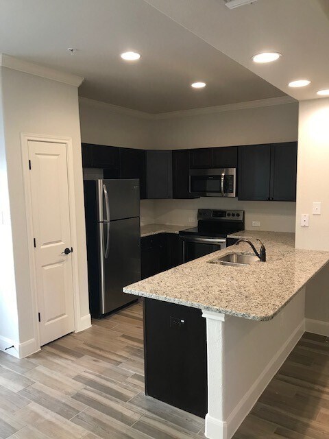 Foto del edificio - *COMING SOON* Three Bedroom Townhome in Pr...