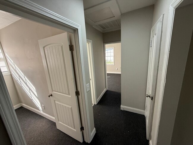 Building Photo - 3603 Emanuel Ave