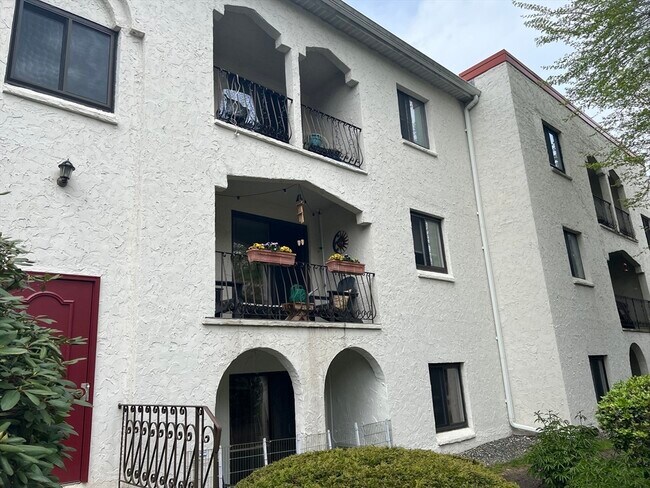 Foto del edificio - 320 Fellsview Terrace