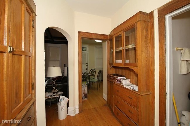 Building Photo - 1441 W Berteau Ave