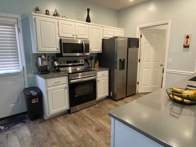 Building Photo - Introducing a charming 3 bedroom, 2.5 bath...