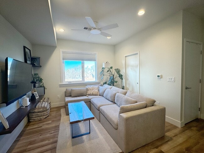 Building Photo - 1198 S Reed Way