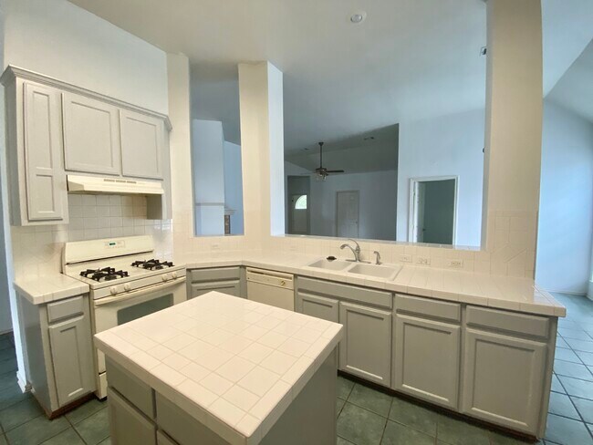 Kitchen - 302 N Kings Canyon Dr
