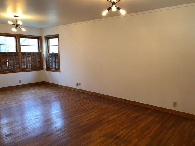Building Photo - 3 bedroom, 2 Bath House Near University of...