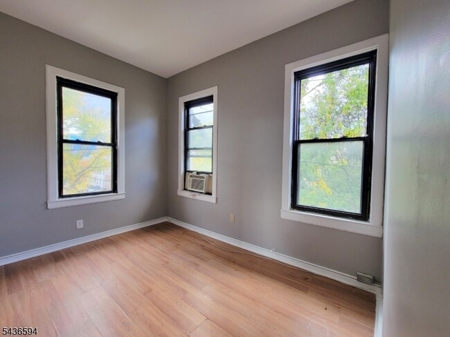 Building Photo - 423 2nd St