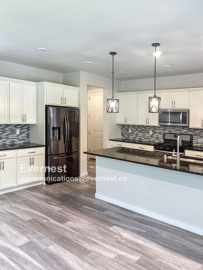 Foto del edificio - Gorgeous 4-Bedroom Home with Modern Comfor...