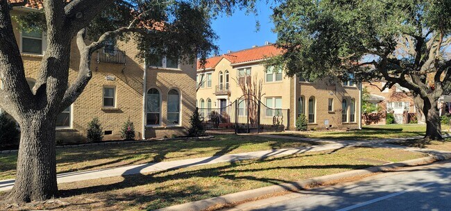 Granada Gables Aparments - 2000 Forest Park Blvd