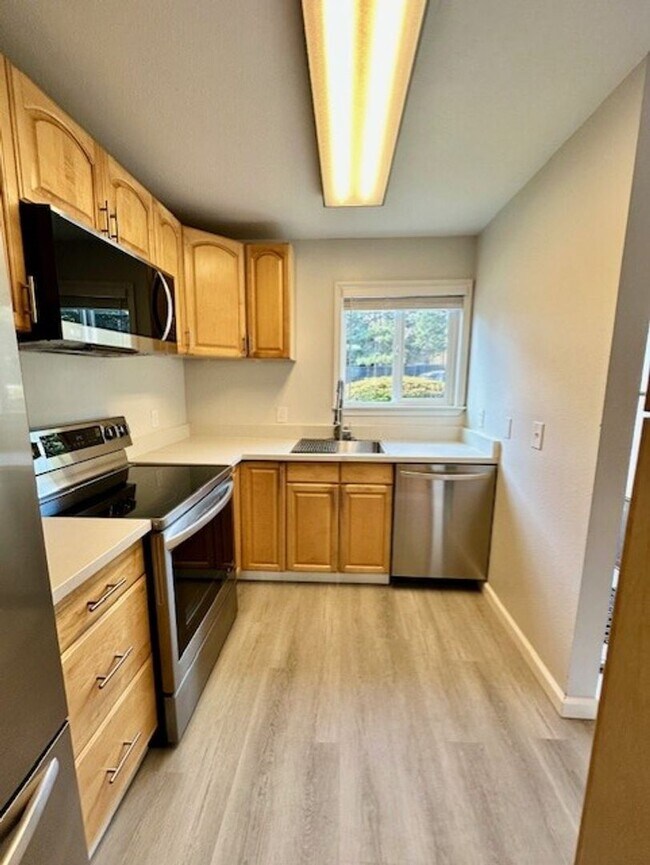 Building Photo - Just Renovated!! 2 bedroom townhome  with ...