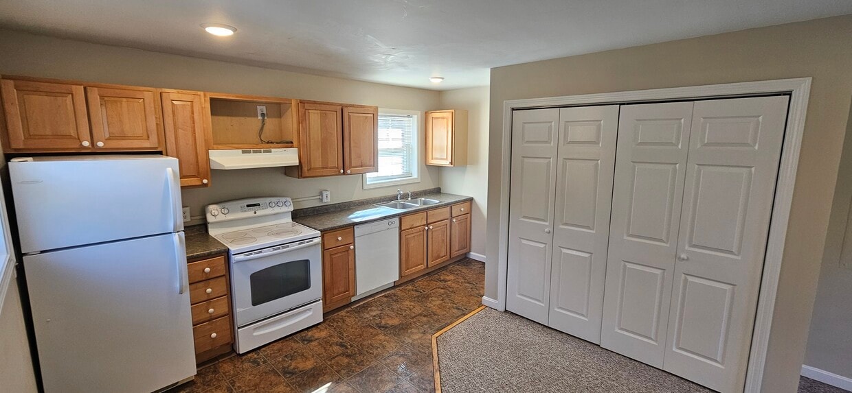 Kitchen - 192 Greystone Dr