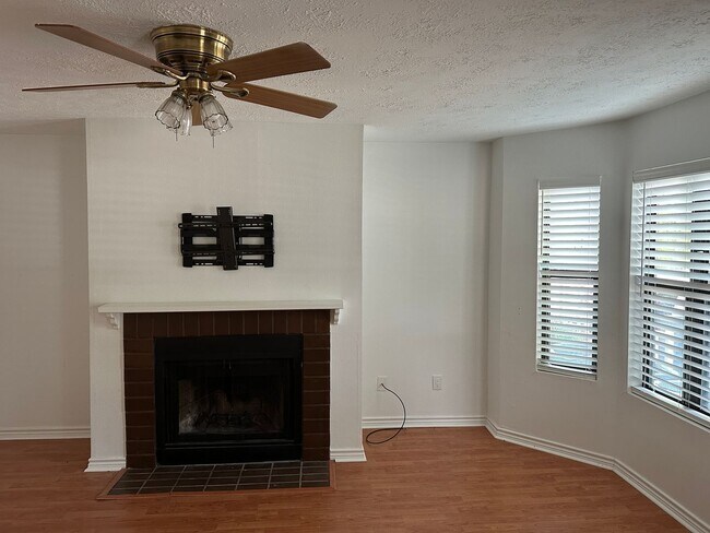Building Photo - Bryan - 1 bedroom / 1 bath, really close t...