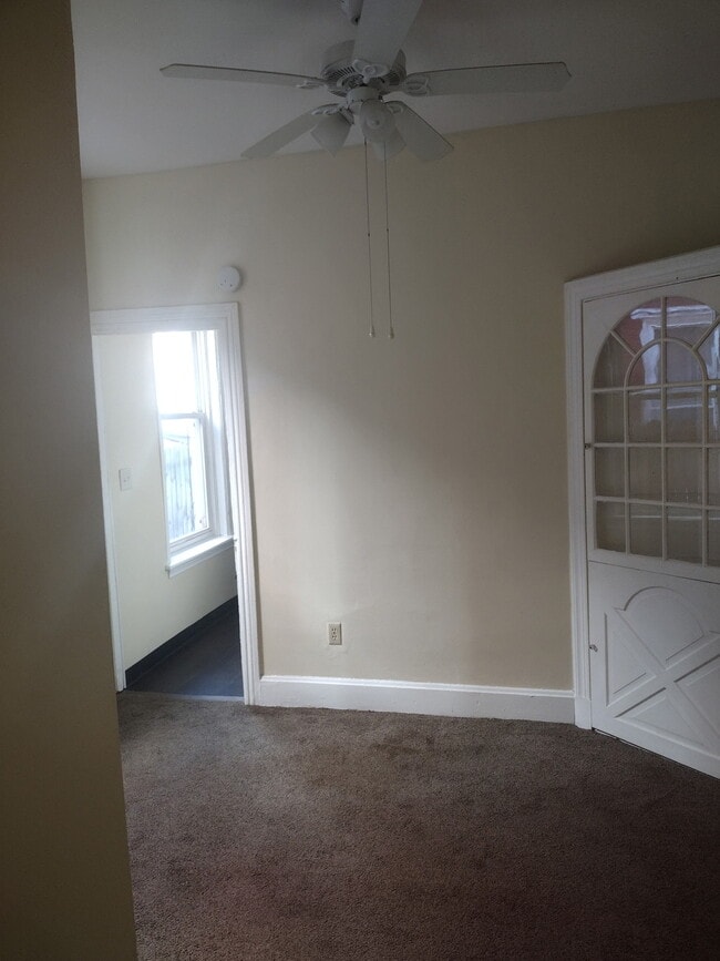 Sala de estar - 1607 Derry St