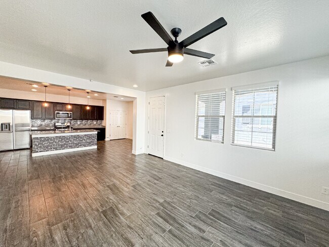 Building Photo - 249 N Sandal