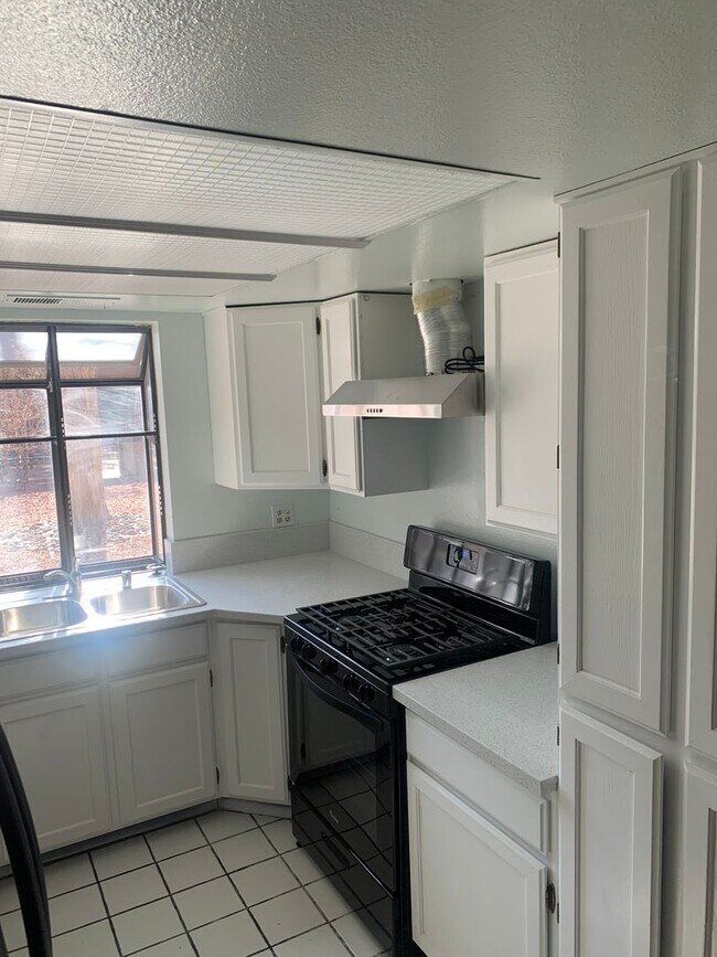 Building Photo - 2 Bedroom 2.5 Bath near Sahara & Jones