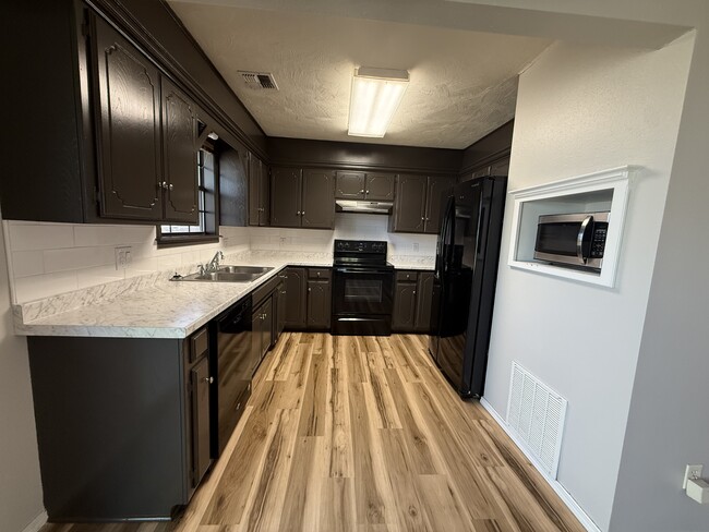 Building Photo - 2204 Post Oak Dr