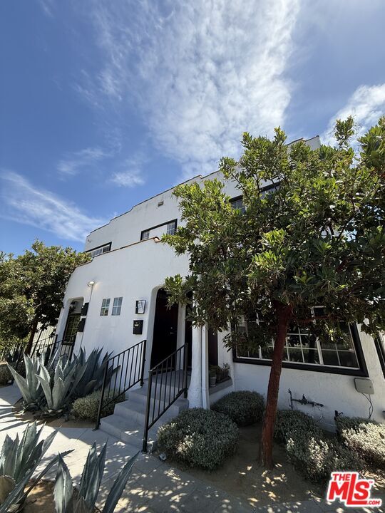 Foto principal - 1326 S Bronson Ave