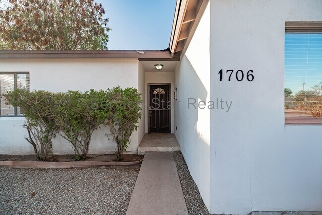Building Photo - 1706 E Almeria Rd