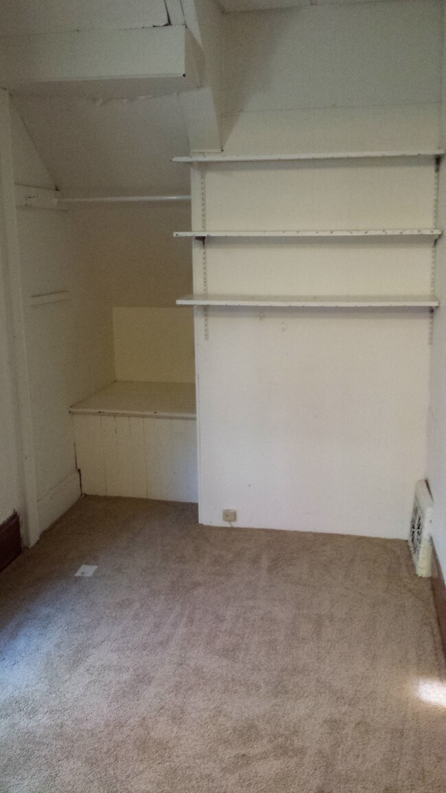 Bed 2 - 904 Vine St