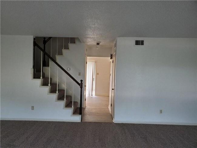 Foto del edificio - 1100 Woodland W Dr