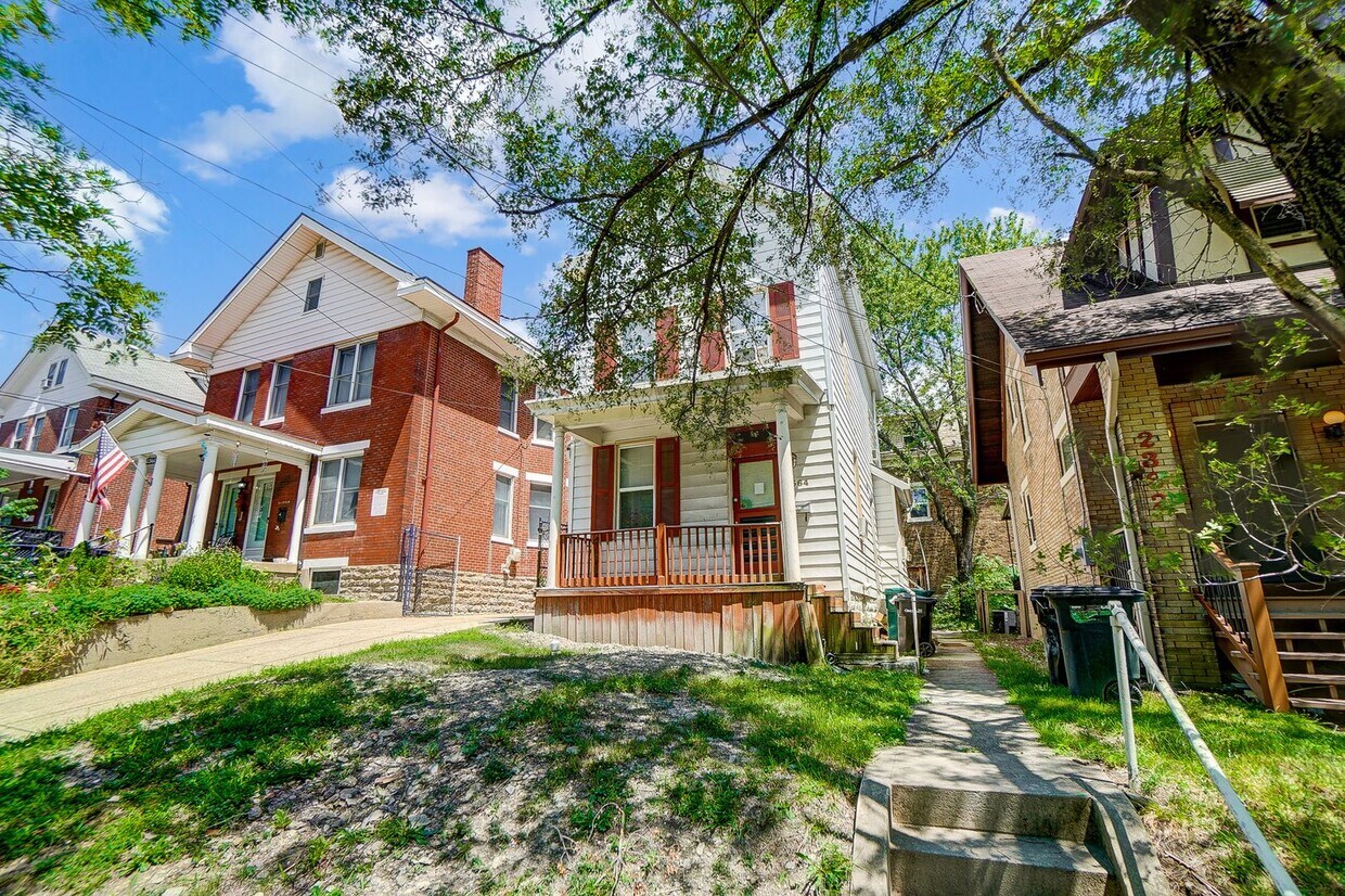 Foto del edificio - Four Bedroom Near UC for 2026-2027!