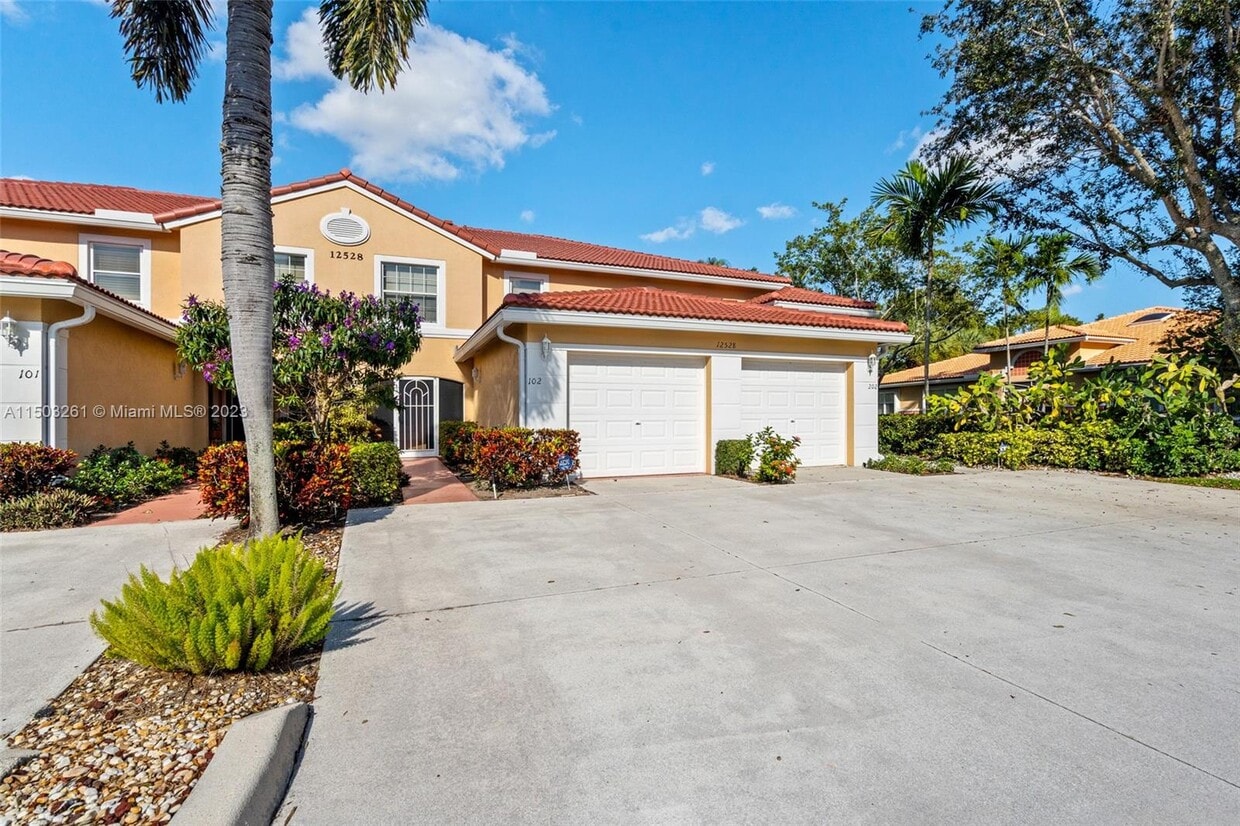 Primary Photo - 12528 Crystal Pointe Dr