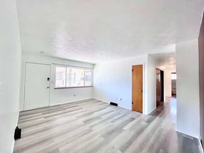 Building Photo - 2428 Clearview Ave