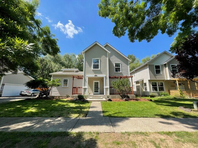 Foto del edificio - SE Home 3Bd/2.5Ba Home Close to the Willamette River off McLoughlin Blvd. 2 Car Garage and Washer...