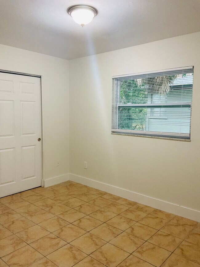 Foto del edificio - 2243-2247 South St Tri-Plex