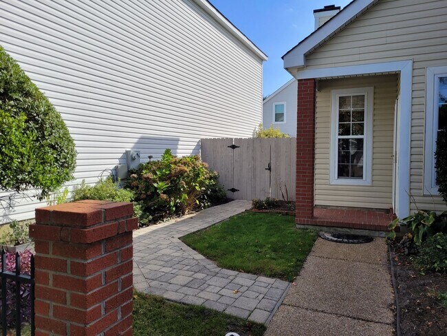 Building Photo - 3 Bedroom Detached Condo in Highly Desirab...