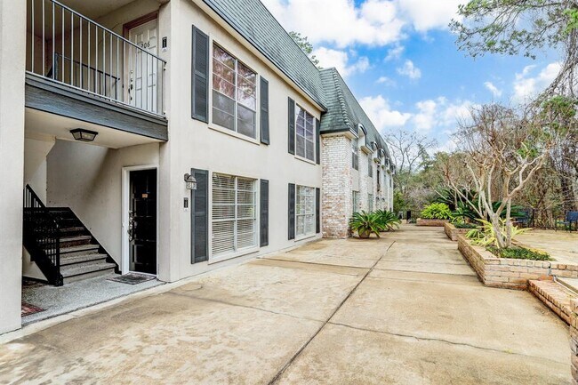 Building Photo - 1800 Stoney Brook Dr